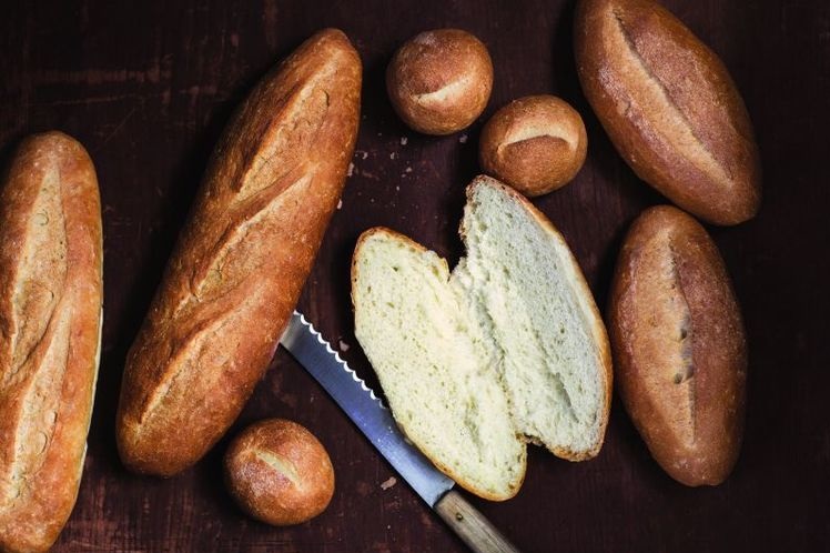 Bánh mì hấp dẫn bởi lớp vỏ vàng giòn và phần ruột mềm xốp