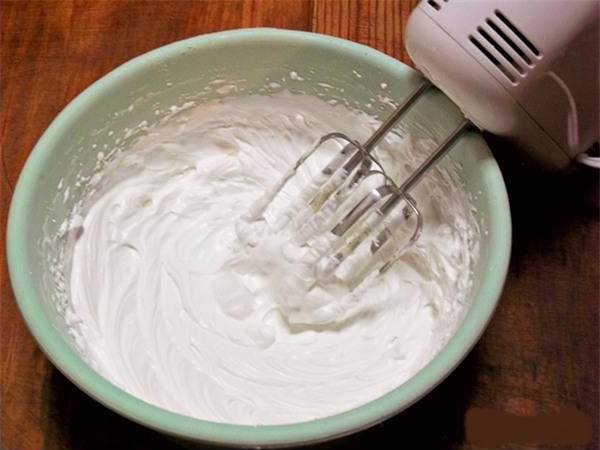 Hãy dùng máy đánh trứng để bánh bông đều phần kem trước khi đem bảo quản