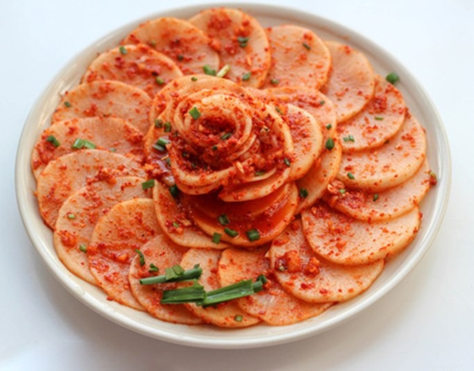 Kimchi củ cải vị giòn đẹp mắt 