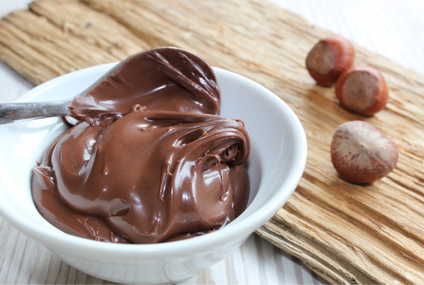Nutella làm xong có dạng đặc và có gam màu đặc trưng của cacao