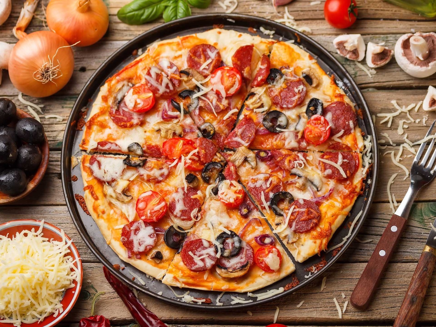 Phô mai Mozzarella thường sử dụng trong khi làm bánh pizza để tạo nên độ dẻo dính dai giòn khi ăn