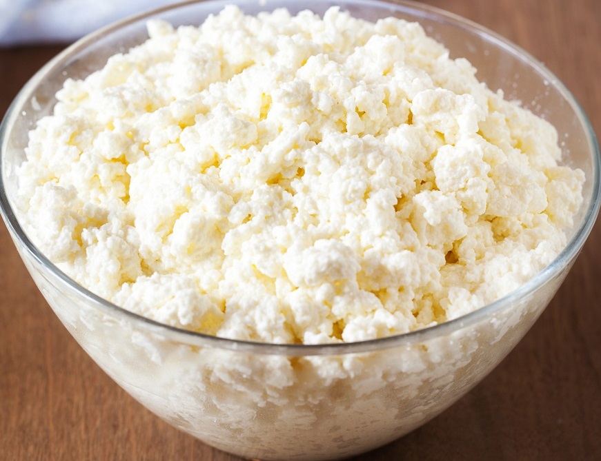 Ricotta cheese có dạng mềm, màu trắng 