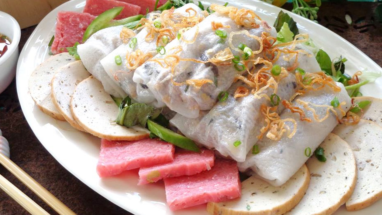 Bánh cuốn nóng ăn kèm với chả quế