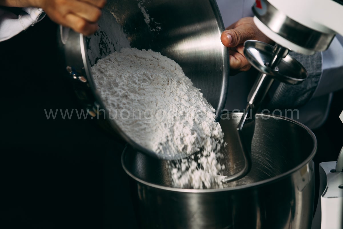 Cho bột làm bánh vào máy