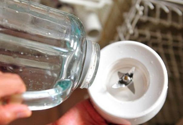 Vệ sinh máy xay sinh tố bằng nước nóng có tốt không?