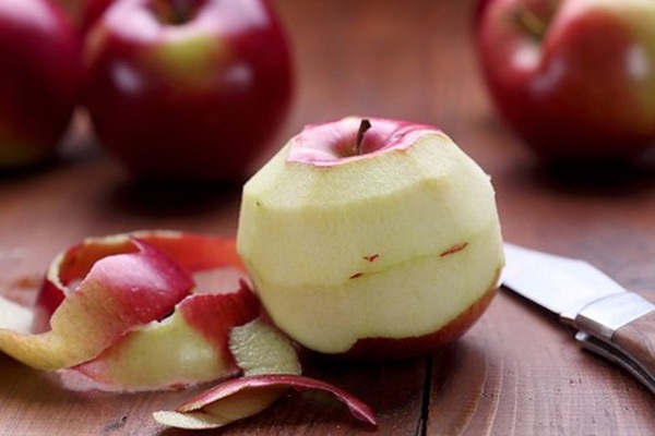 Vỏ táo cũng có tác dụng làm sạch nồi nhôm