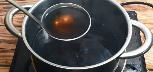 Nấu nước đậu đen đến khi có màu 