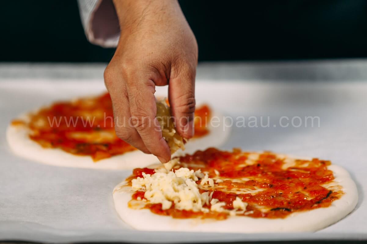 Phết lớp nhân phủ bề mặt bánh pizza