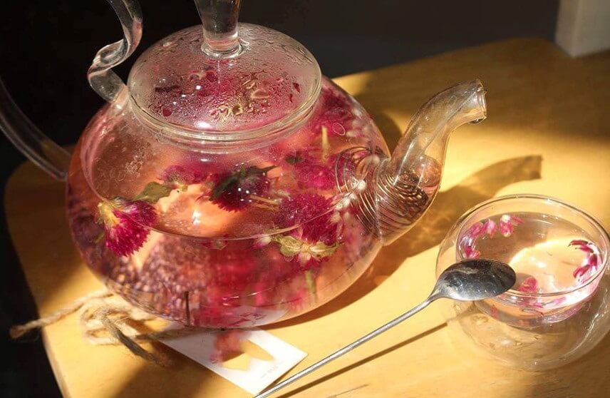 Bình trà hoa hồng có mùi thơm