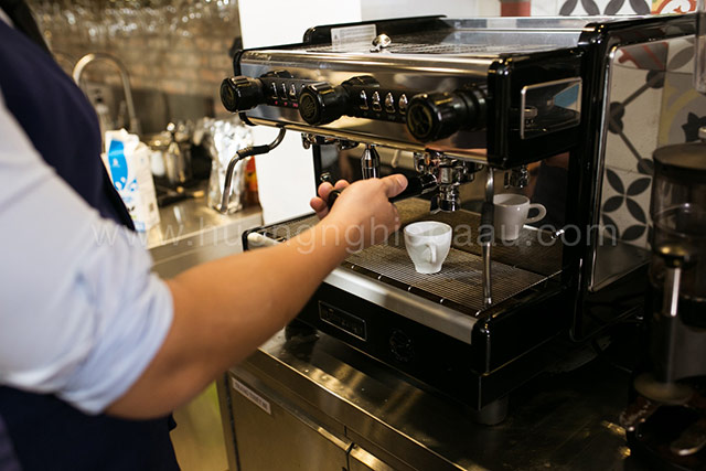 Máy pha cà phê hỗ trợ barista