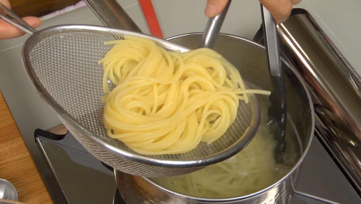 Luộc chín sợi mỳ Spaghetti