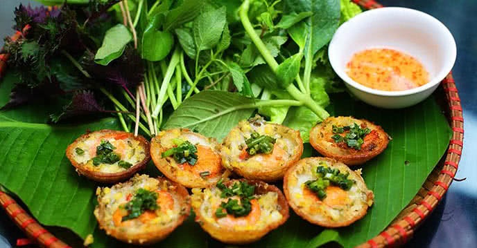 Bánh khọt ăn kèm với rau sống và nước chấm