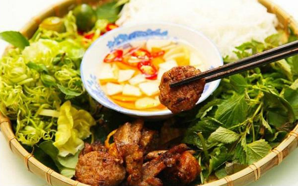 Bún chả Hà Nội hấp dẫn bao người 