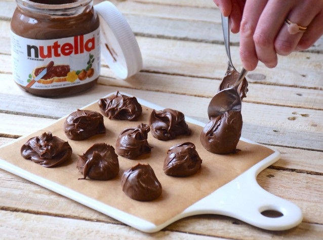 Nutella có dạng đặc mịn thường dùng để ăn kèm các món bánh tráng miệng