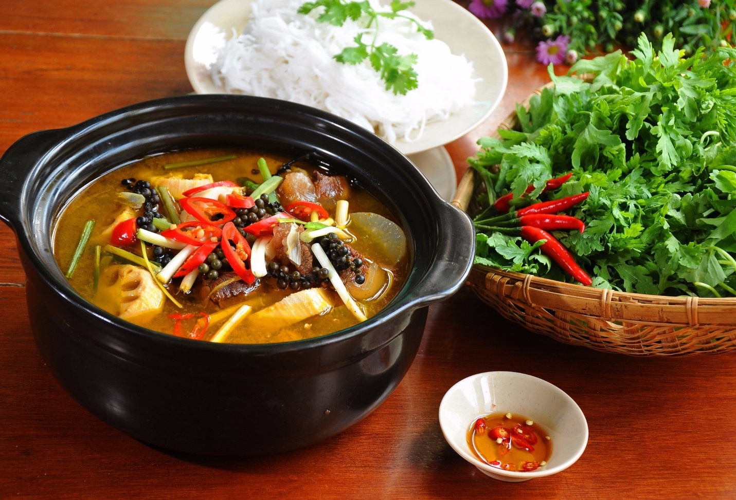 Các món ăn cùng lẩu đuôi bò củ sen