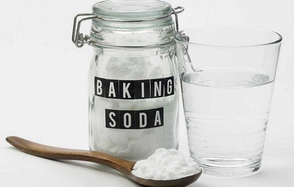 Baking soda giúp rửa ly thủy tinh