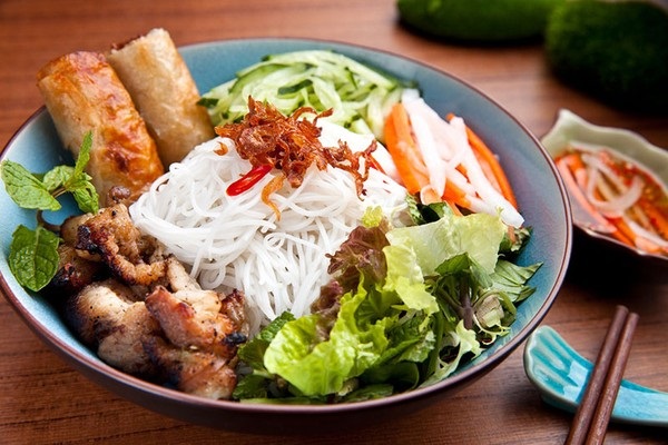 Bún thịt nướng đầy màu sắc 