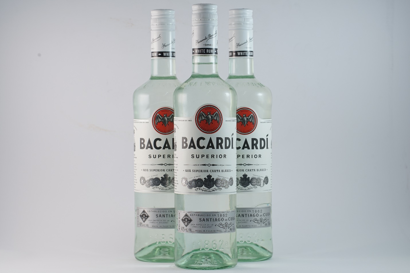 Rượu rum Bacardi trắng