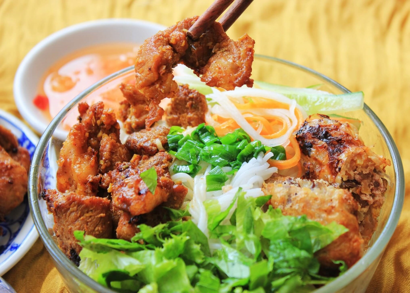 Tô bún thịt nướng đầy đủ