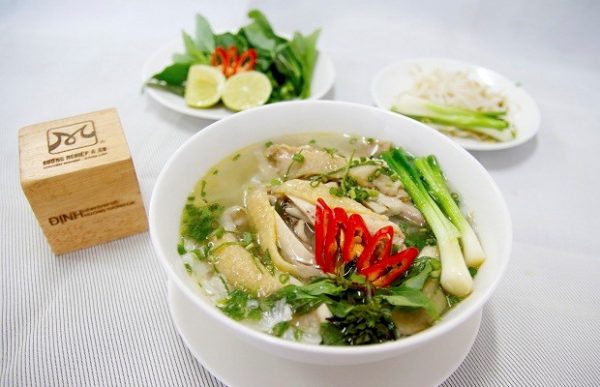 Tô phở gà có vị thanh và ngọt nhẹ