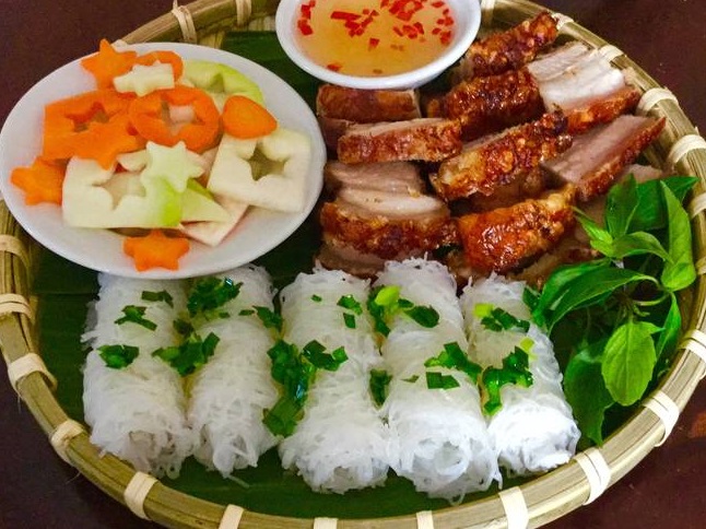 Heo quay da giòn ăn kèm với bánh hỏi
