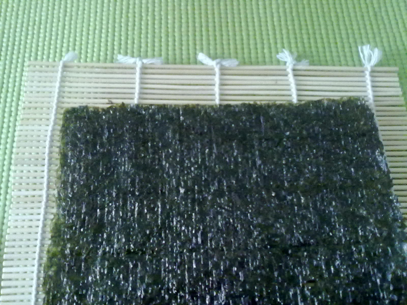 Mành tre và rong biển cuộn kimbap