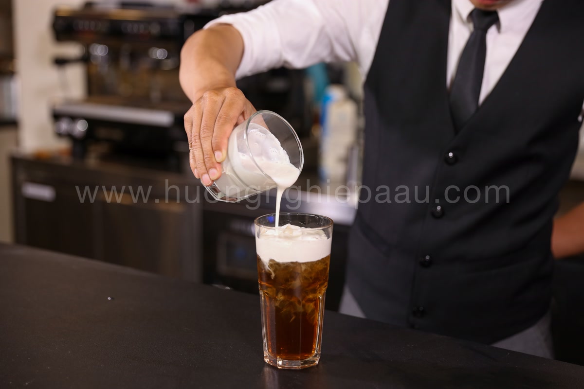 Rót váng sữa Macchiato lên ly trà