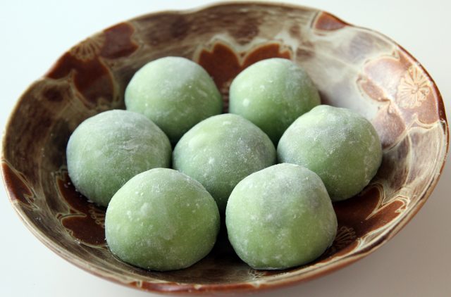 Bánh mochi nhân đậu xanh lá dứa