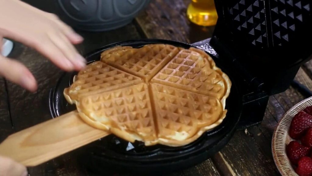 Bánh waffle chín vàng