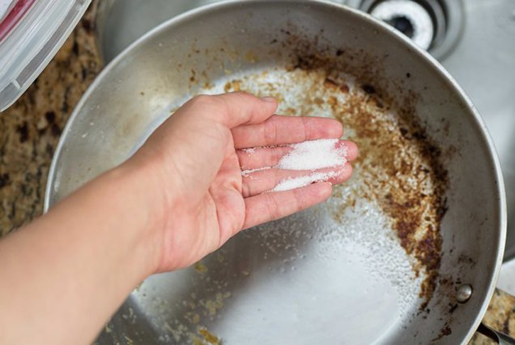 Dùng muối baking soda 