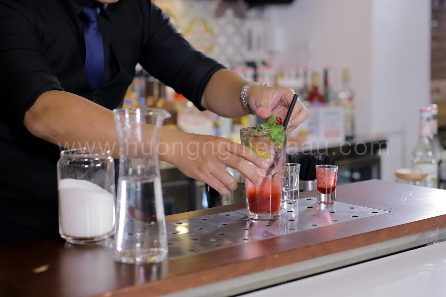 Pha chế mojito dâu